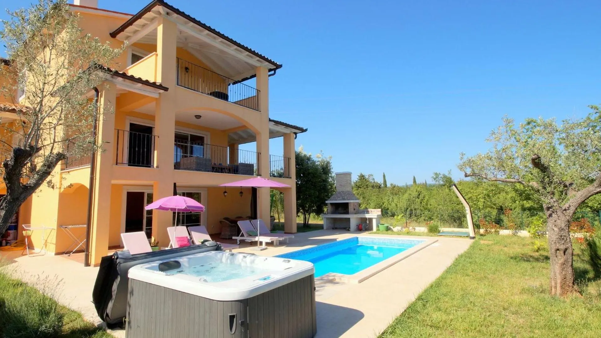 Lovely Villa With Pool, Wellness And Fenced Garden Rakalj